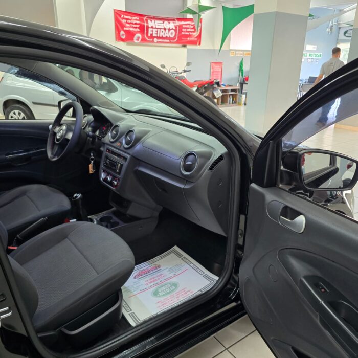 VW VOYAGE 1.0 TREND PRETO 2013 FLEX - Image 10