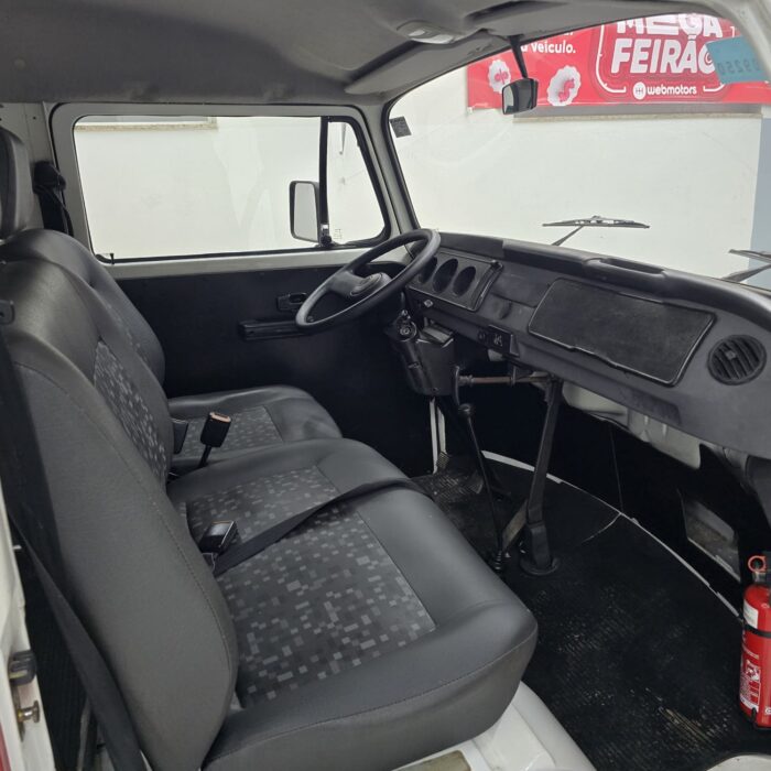 VW KOMBI 1.6 VERMELHA 2004 FLEX - Imagem 10