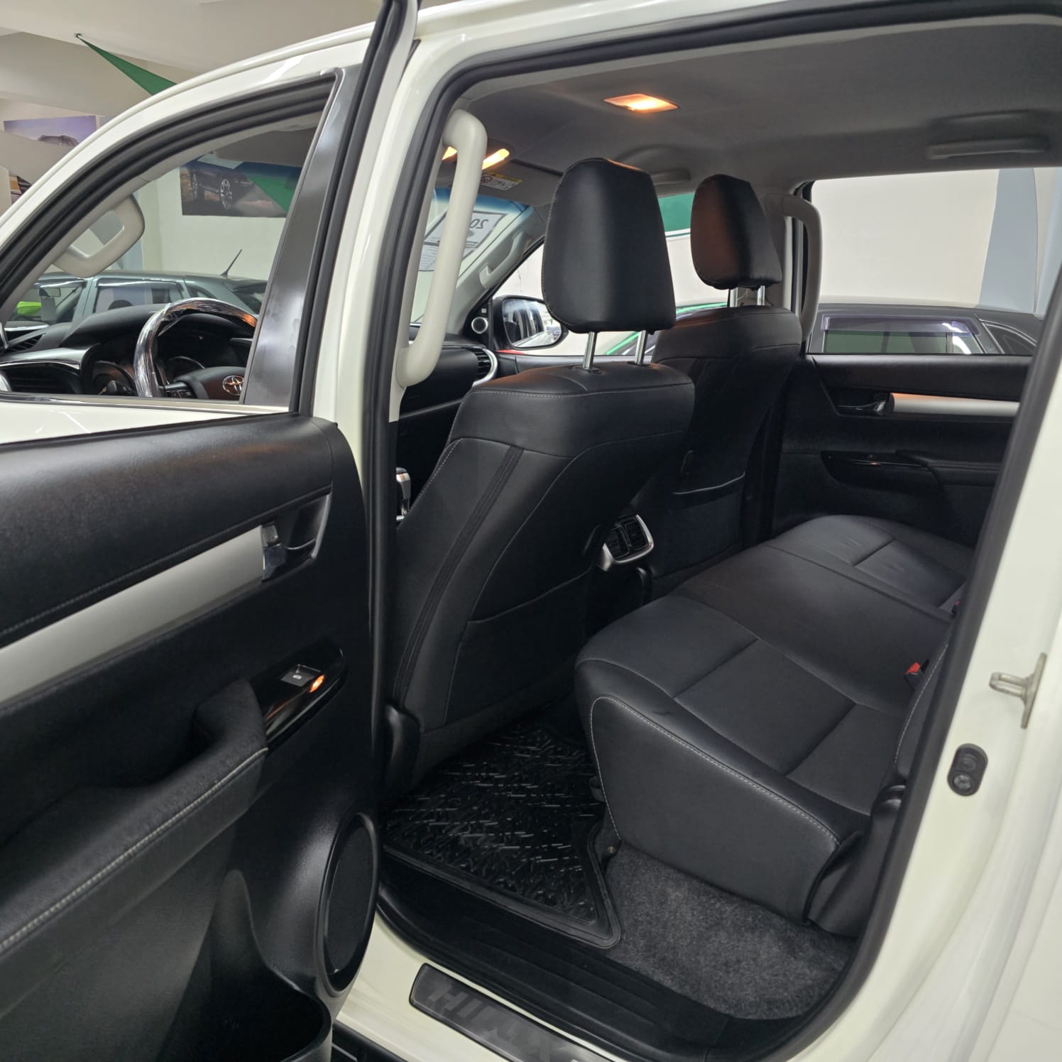 TOYOTA HILUX 2.8 SRX LIMITED 4X4 TDi BRANCA 2023 DIESEL - Imagem 12