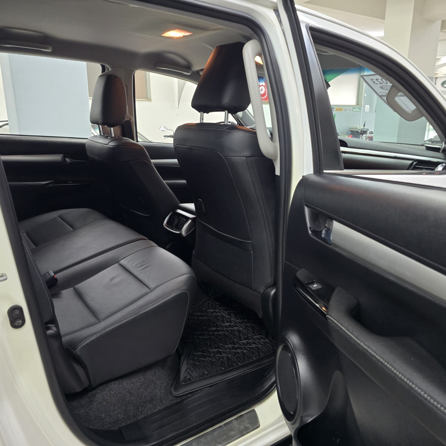 TOYOTA HILUX 2.8 SRX LIMITED 4X4 TDi BRANCA 2023 DIESEL - Imagem 13