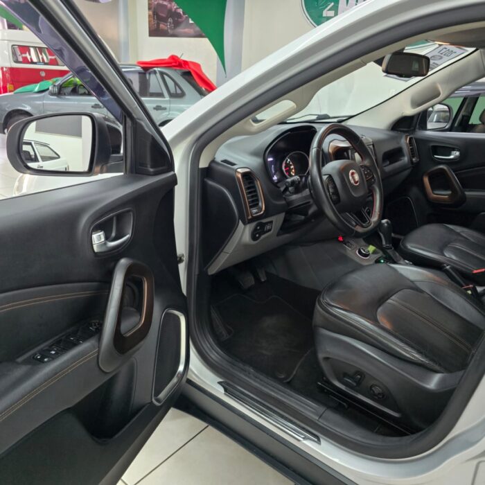 TORO 2.0 VOLCANO 4X4 AUT. PRATA 2017 DIESEL - Imagem 8