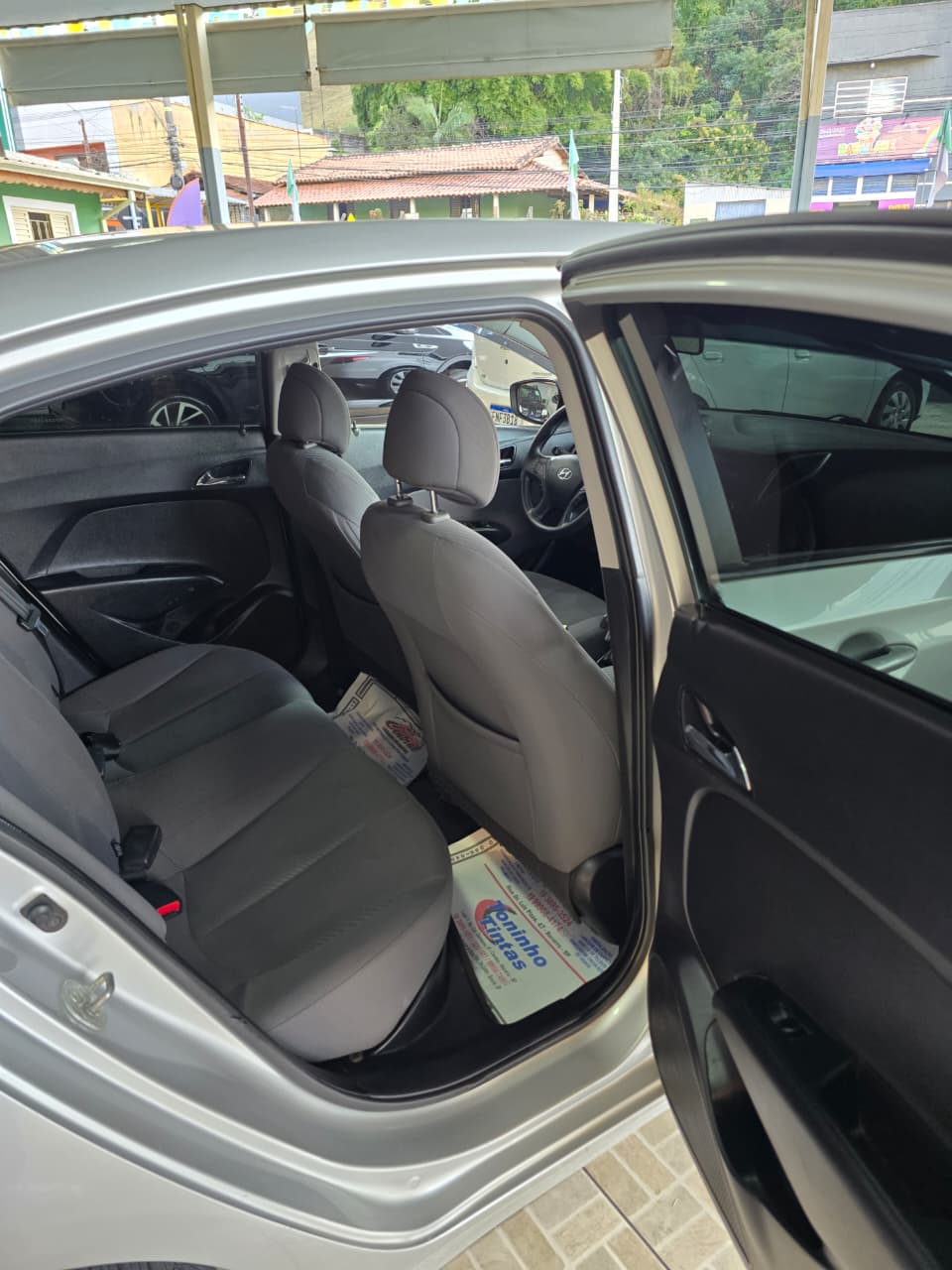 HYUNDAI HB20S 1.6 COMFORT PRATA 2014 FLEX - Imagem 16